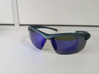 Gafas de sol deportivas azules y moradas
