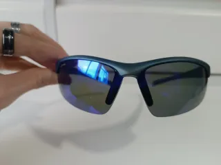 Gafas de sol deportivas azules y moradas