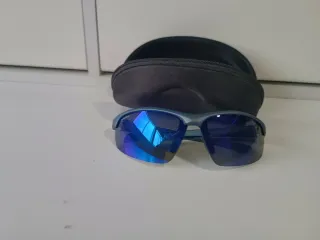 Gafas de sol deportivas azules y moradas