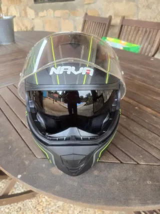 Casco NAVA negro con detalles fluorescentes