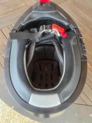 Casco NAVA negro con detalles fluorescentes