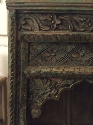 Mueble asiático de madera tallada