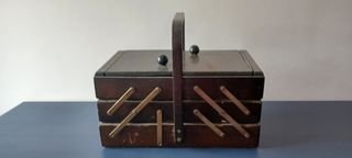 Costurero madera acordeón con patas y rueda