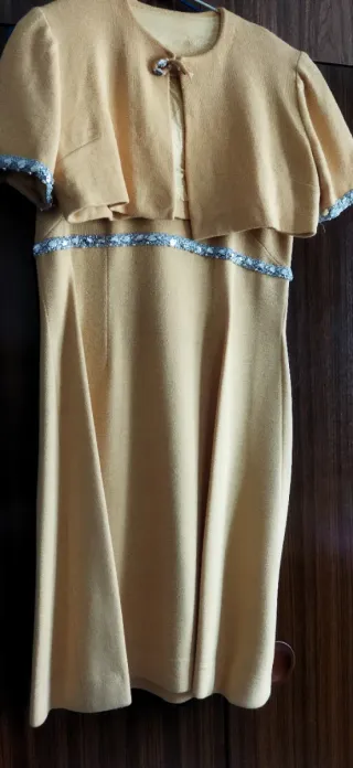 Vestido y torera vintage amarillo con plateado