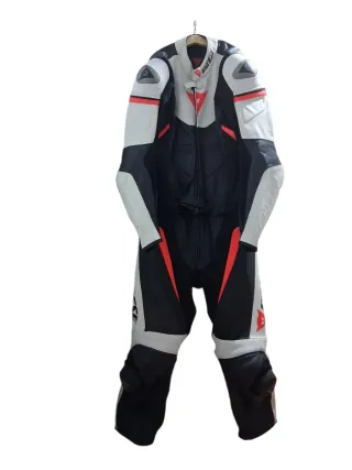Mono Dainese deportivo negro, rojo y blanco