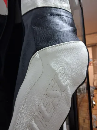 Mono Dainese deportivo negro, rojo y blanco