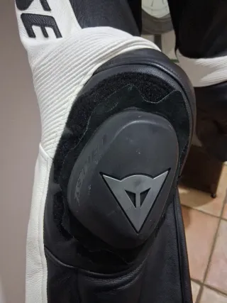 Mono Dainese deportivo negro, rojo y blanco