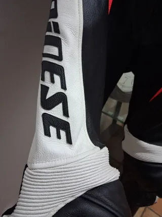 Mono Dainese deportivo negro, rojo y blanco