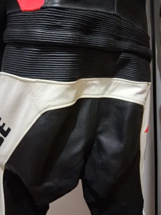 Mono Dainese deportivo negro, rojo y blanco