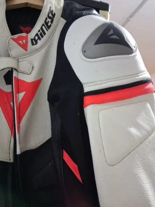 Mono Dainese deportivo negro, rojo y blanco