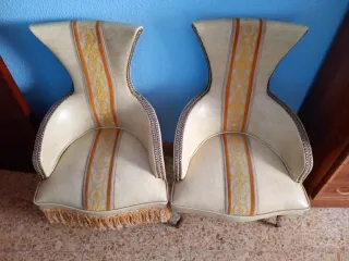Pareja de sillones clásicos beige y oro