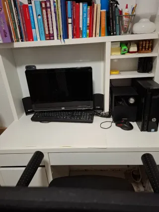 Escritorio con silla y ordenador