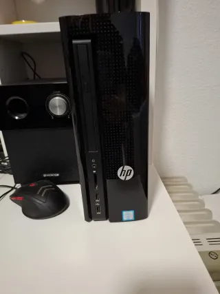 Escritorio con silla y ordenador