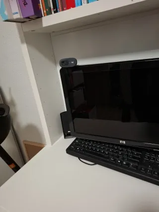 Escritorio con silla y ordenador