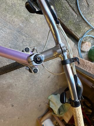 Bicicleta junior morada y blanca rueda de 26’