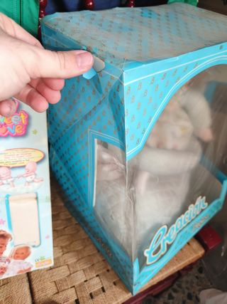 ANTIGUO MUÑECO BERJUSA + 4 CAJAS PAÑALES FAMOSA