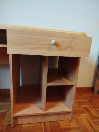 Escritorio de madera marrón