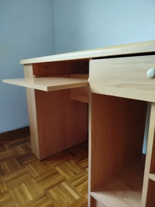 Escritorio de madera marrón