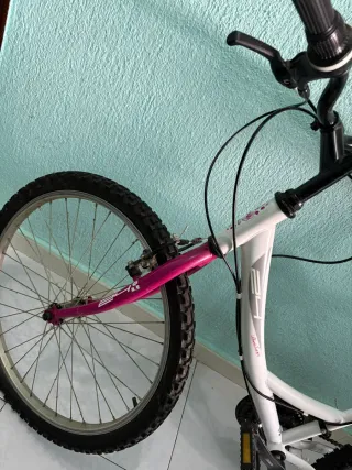 Bicicleta blanca y rosa 50€