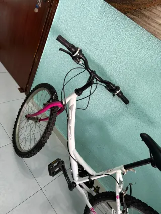 Bicicleta blanca y rosa 50€