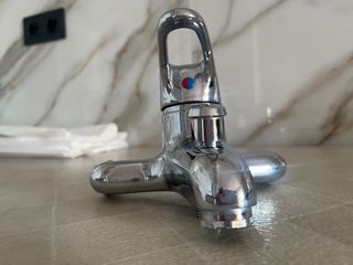 Grifo de bañera metálico plateado