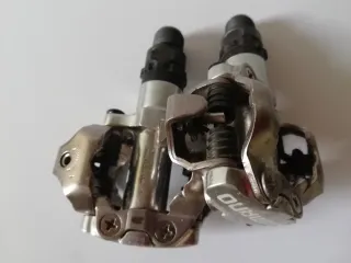 Un par de pedales automáticos SHIMANO para bicis