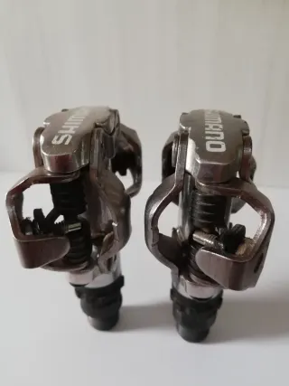 Un par de pedales automáticos SHIMANO para bicis