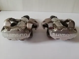 Un par de pedales automáticos SHIMANO para bicis