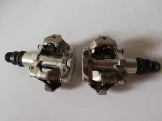 Un par de pedales automáticos SHIMANO para bicis
