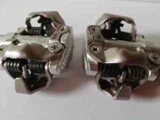 Un par de pedales automáticos SHIMANO para bicis