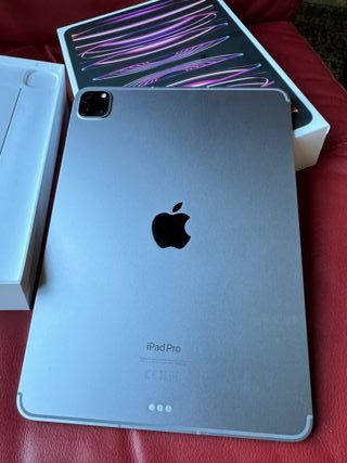 iPad Pro 11 M2 128GB + Custodia Tastiera Apple