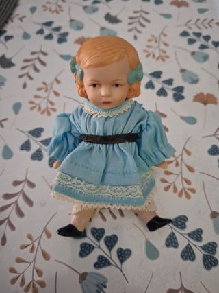 Muñeca de porcelana pequeña vintage