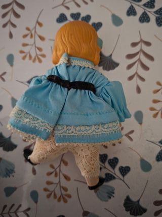 Muñeca de porcelana pequeña vintage