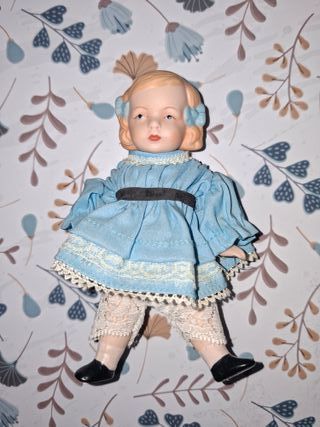 Muñeca de porcelana pequeña vintage