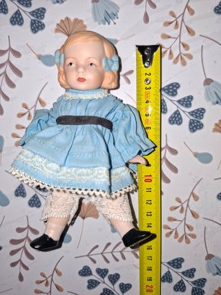 Muñeca de porcelana pequeña vintage