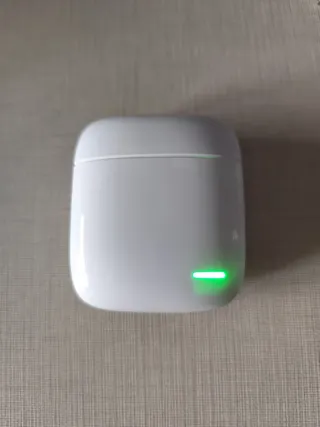 Auriculares inalámbricos blancos nuevos