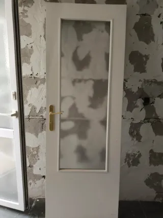 Puerta blanca con cristal