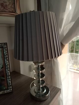 Lámpara de mesa moderna gris y plateada