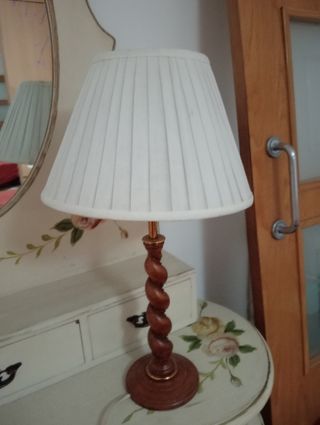 Lámpara de mesa moderna gris y plateada