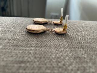 Pendientes esmaltados verdes con detalles dorados