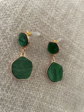 Pendientes esmaltados verdes con detalles dorados