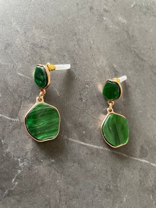 Pendientes esmaltados verdes con detalles dorados