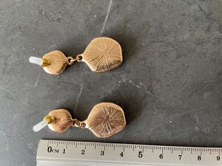 Pendientes esmaltados verdes con detalles dorados