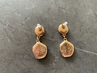 Pendientes esmaltados verdes con detalles dorados