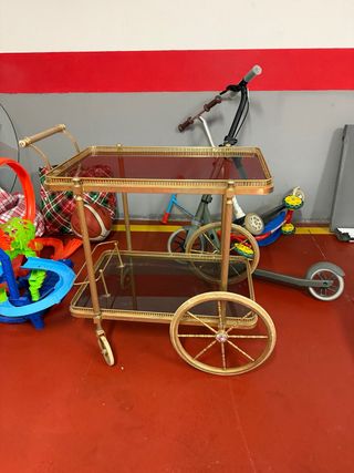 Carrito auxiliar dorado con ruedas