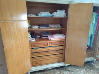 Armario grande de madera beige y dorado