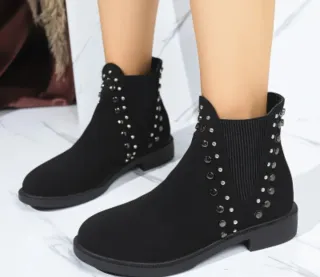 Botines negros con tachuelas