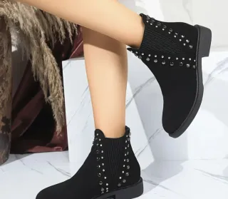 Botines negros con tachuelas