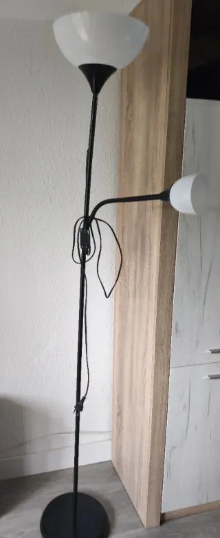 Lámpara de pie moderna negra y blanca