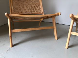 Pareja de butacas de madera y rejilla de ratán